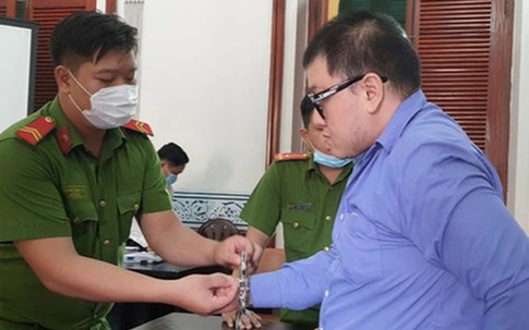 Nam thanh niên lao thẳng ô tô vào cha mẹ đối thủ để trả thù