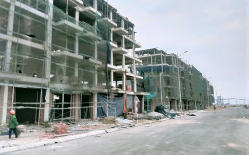 Quảng Ninh: Sập giàn giáo khi thi công, 2 công nhân rơi từ tầng 5 xuống