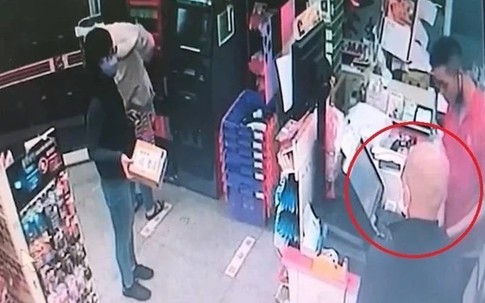 Tên cướp xông vào đe dọa 'Ta là cướp đây' nhưng lại ngoan ngoãn xếp hàng chờ tới lượt trước quầy thanh toán
