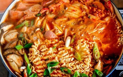 Trời lạnh thế này, phải làm ngay nồi mì cay "chén" cho ấm người chị em ơi!