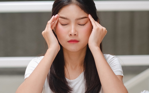 Người yêu cũ đòi làm 'bạn tâm giao' của chồng