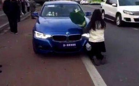 Cô gái quỳ rạp tỏ tình với chàng trai trước đầu xe BMW, hành động của đối phương khiến người đi đường tròn xoe mắt
