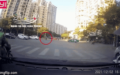 Tài xế công nghệ bị ô tô húc bay, suýt mất chân: Sự cẩu thả cực nguy hiểm trên phố Hà Nội