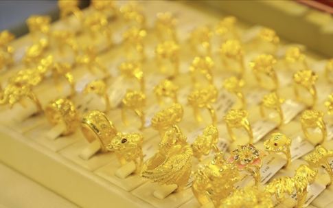 Giá vàng hôm nay 3/12: Tụt thê thảm, chạm đáy trước nhiều sức ép