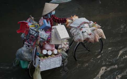Người dân Sài Gòn vất vả lội nước về nhà trong đợt triều cường cao nhất từ đầu năm