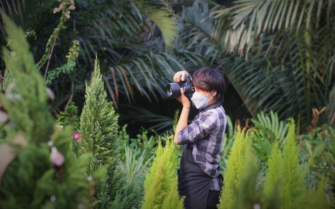 Tạm ngưng công việc vì dịch, nữ nhiếp ảnh gia mở vườn cây đẹp như 'studio'