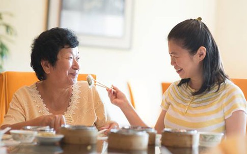 Mẹ già xin vào viện dưỡng lão để giải phóng cho "bánh mì kẹp": Hãy thấu cảm nỗi sợ cô đơn của người già!