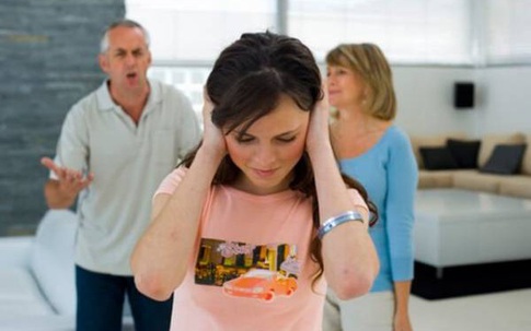 Ngay khi biết tôi bị vỡ nợ, bố chồng họp khẩn đại gia đình và đưa ra quyết định làm tôi run rẩy