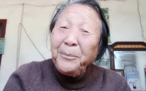 Cụ bà 80 tuổi trở thành ngôi sao mạng xã hội vì quá cô đơn, thứ duy nhất bầu bạn là chiếc điện thoại