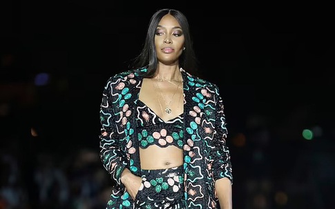 Ngoại ngũ tuần, Naomi Campbell vẫn thần thái đỉnh cao trên sàn catwalk