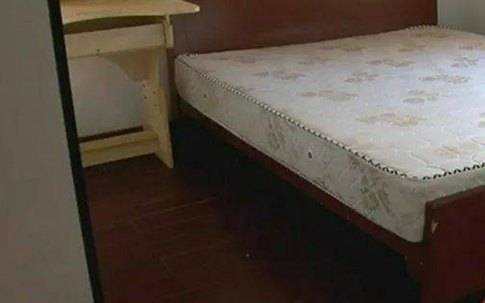 Mẹ chồng đi vào nhà con dâu, bắt gặp thứ ở dưới gầm giường khiến bà không tin nổi ở mắt mình