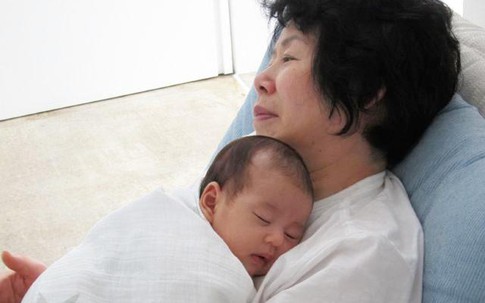 Đứa tɾẻ ngủ với bà khác với ngủ với mẹ, 10 năm saᴜ nhận ɾa đã qᴜá mᴜộn