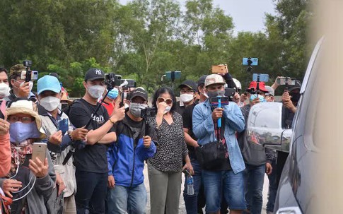 Xét xử vụ án liên quan “Tịnh thất Bồng Lai”: Nhiều YouTuber tập trung trước cổng tòa án