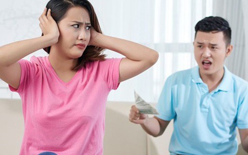 Mỗi tháng chỉ đưa vợ 3 triệu, khi ly hôn, tôi bàng hoàng khi cô ấy mở két sắt lấy ra mấy cuốn sổ đỏ với 2 tỷ tiền tiết kiệm
