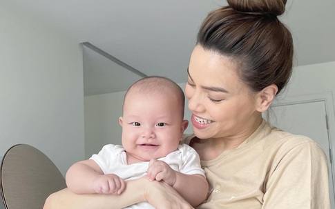 Biểu cảm vừa cười vừa mếu siêu hài hước của cậu nhóc Leon nhà Hồ Ngọc Hà