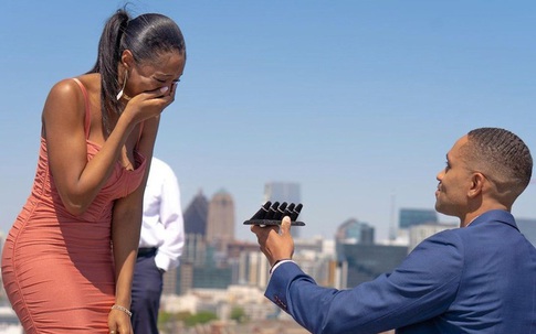 Chàng trai Mỹ cầu hôn bạn gái bằng 5 chiếc nhẫn