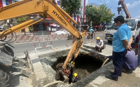 Cận cảnh "hố tử thần" trên đường ở Sài Gòn