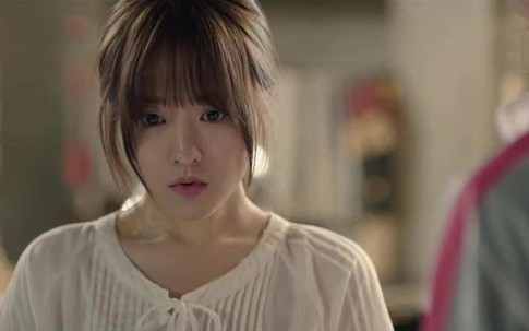 Có gã đàn ông lạ thường xuyên gửi hoa đến nhà, tôi cứ ngỡ anh ta tán tỉnh mình nào ngờ chiếc phong bì chứa 10 triệu đồng đã hé lộ sự thật