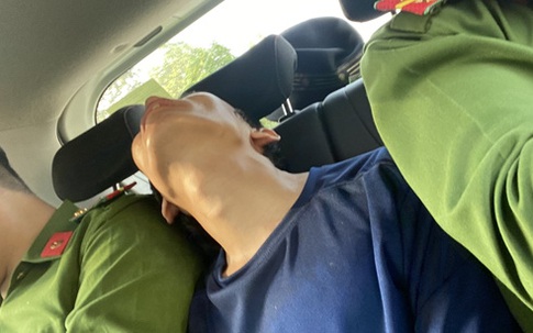 Lên cơn "ngáo đá", nam thanh niên cầm dao dọa chém người thân