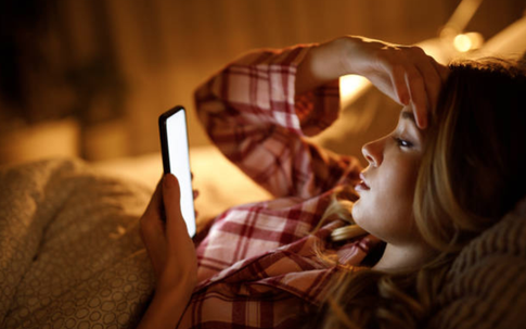 Nửa đêm chồng nhắn tin cho bồ, gửi nhầm cho vợ