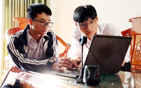 Hai học sinh lớp 12 nghiên cứu hệ thống giám sát người đeo khẩu trang