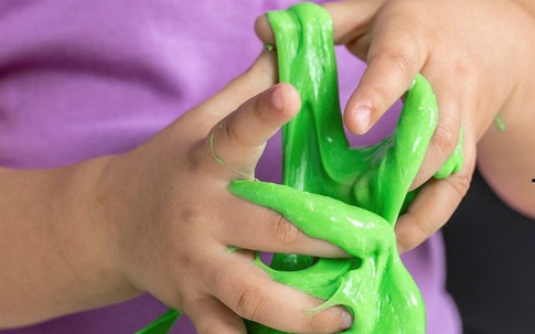 Từ vụ 35 học sinh ở Đà Nẵng nhập viện vì đồ chơi slime, chuyên gia cảnh báo trẻ có ngày mất tay vì trò chơi nhào nặn này