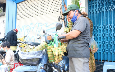 Người đàn ông hàng ngày đi từ Bến Tre lên Sài Gòn bán bánh suốt 30 năm, vượt qua căn bệnh hiểm nghèo nuôi con ăn học