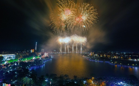 Pháo hoa rực rỡ trong đêm nhân dịp giỗ Tổ Hùng Vương