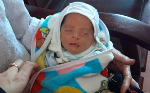 Phát hiện bé trai bỏ rơi trước nhà người phụ nữ độc thân