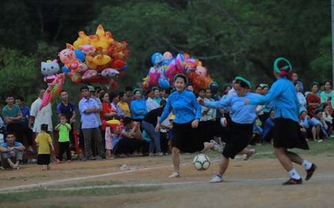 Quảng Ninh: Ấn tượng hình ảnh các cô gái dân tộc mặc váy đá bóng