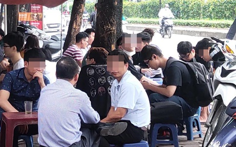 Dịch COVID-19 có nguy cơ bùng phát, người Hà Nội vẫn vô tư "quên" đeo khẩu trang