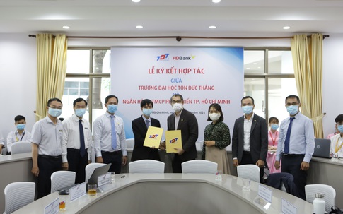 HDBank ký kết hợp tác với đại học Tôn Đức Thắng, tặng học bổng cho sinh viên