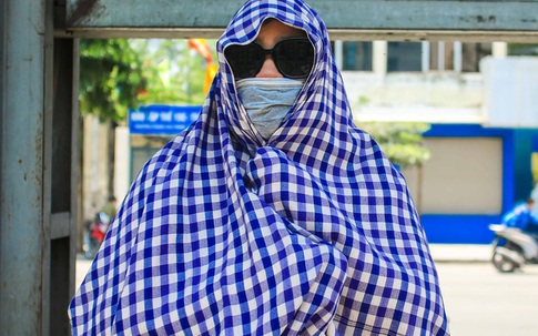 Người dân Thủ đô bịt kín mặt ra đường trong ngày nắng gắt