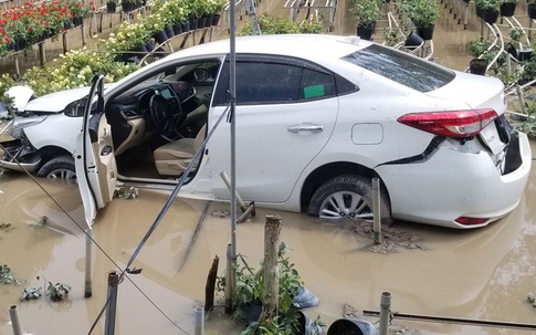 Ôtô lao xuống ruộng hoa, tài xế đưa vợ con bỏ đi