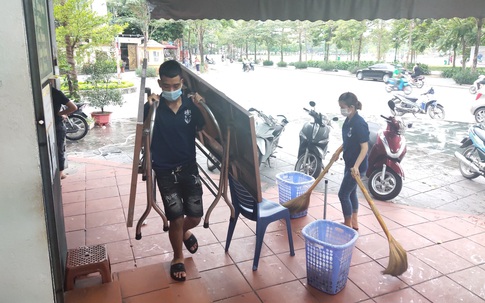 Hàng loạt nhà hàng, quán bia ở Hà Nội dọn dẹp bàn ghế, treo biển tạm dừng phục vụ để chống dịch COVID-19