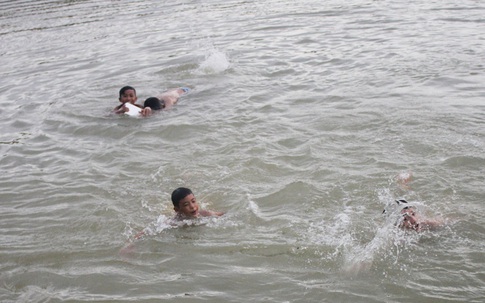Nam Định: 18 học sinh cấp 2 ra tắm biển, 3 em bị sóng cuốn mất tích