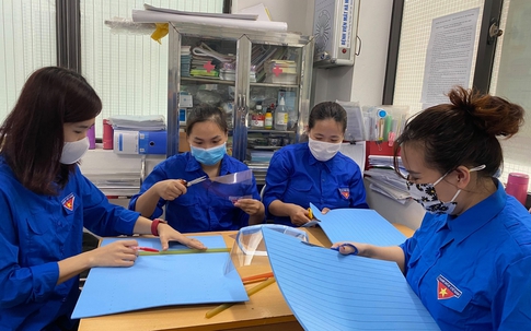 Giáo viên Hà Nội làm tấm chắn phòng, chống dịch tặng bác sĩ Bệnh viện K Tân Triều