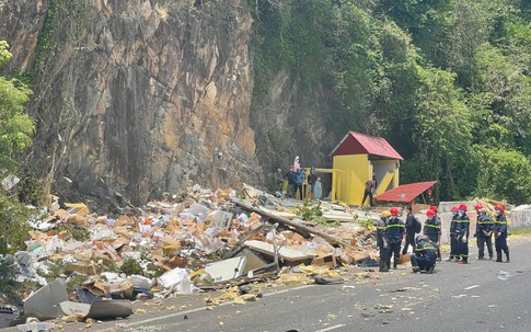 Xe tải mất lái lao vào vách núi ở đèo Cù Mông, 2 người tử vong