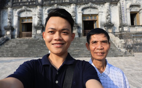 Chuyến xuyên Việt "lạ" của nam sinh 22 tuổi và bạn đồng hành... 74 tuổi
