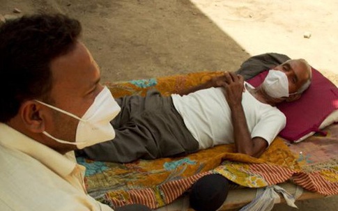 Tiết lộ thật của một dược sĩ về số người chết vì COVID-19 của một ngôi làng tại Ấn Độ