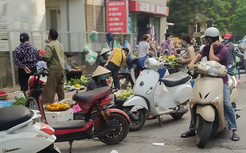Chợ cóc vẫn hoạt động rầm rộ sau khi Hà Nội ban hành lệnh cấm để chống dịch COVID-19