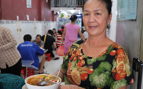 Bún riêu 40 năm không có ốc, không gạch cua, không giò nhưng vẫn cực hút khách