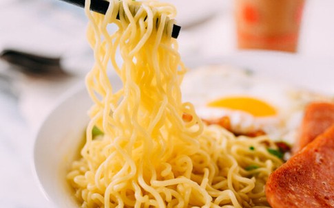 Mách bạn cách nấu mì ăn liền nâng tầm đẳng cấp kiểu Hong Kong, lúc bận hay vội làm tô mì cũng đủ ấm bụng