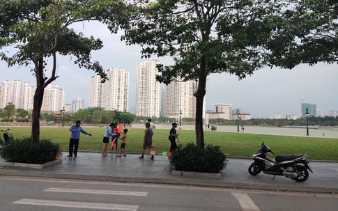 Người Hà Nội "hồn nhiên", "vô tư" không đeo khẩu trang nơi công cộng trước những diễn biến phức tạp của COVID-19