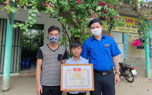 Tặng bằng khen cho học sinh lớp 6 tại Quảng Bình dũng cảm cứu người đuối nước
