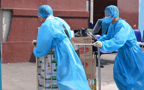 Nhân viên y tế Bệnh viện K hối hả vận chuyển đồ tiếp tế, hàng từ thiện dưới cái nóng oi bức gần 40 độ C