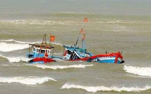 Quảng Bình: Tìm kiếm 2 thuyền viên của tàu cá bị đâm chìm trong đêm