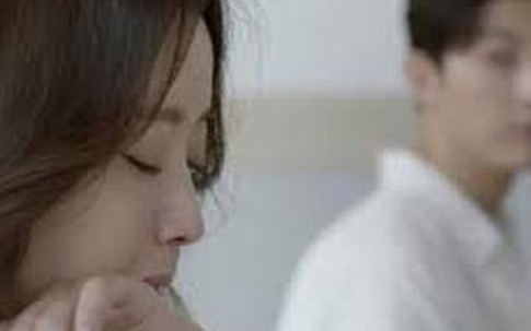 Kết hôn nhưng vẫn canh cánh bóng hình khác, chồng đờ đẫn chứng kiến cảnh tượng ở buổi họp lớp, về nhà cuống quýt giữ vợ