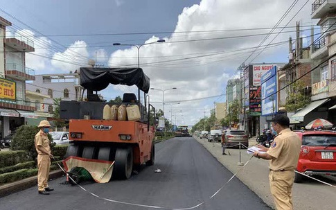 Hi hữu: Xe lu tông chết công nhân đang làm đường