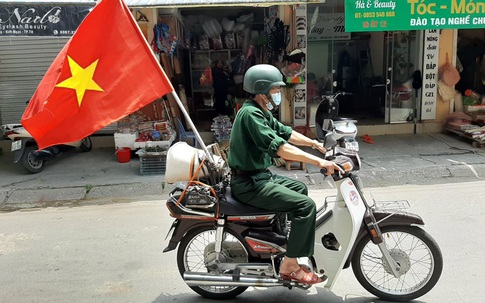 Thanh Hóa: Cựu chiến binh già đi khắp các tuyến phố tuyên truyền về phòng chống dịch và bầu cử